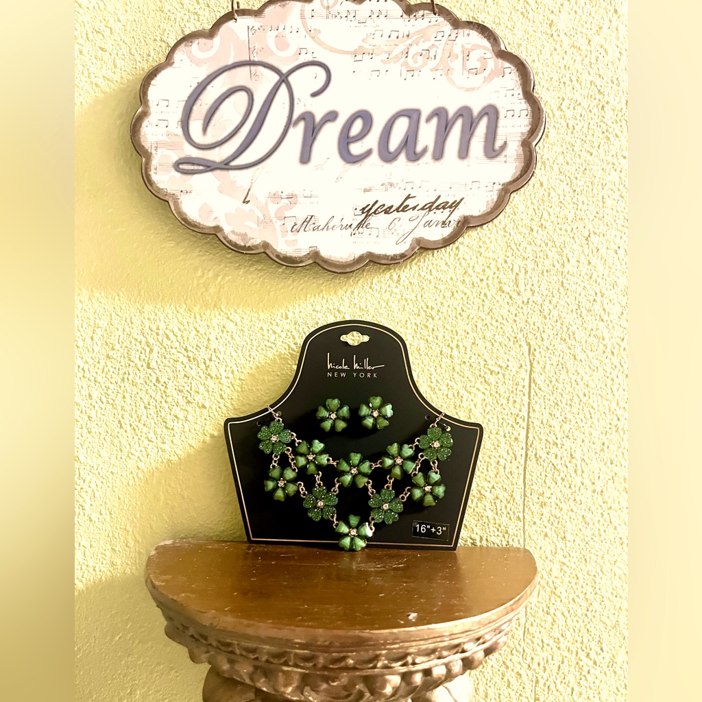 Ladies Green And Gold Necklace
